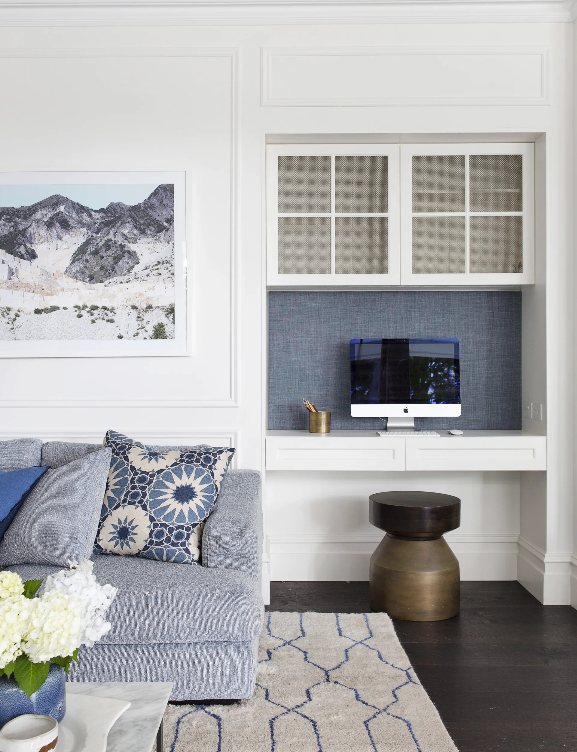 A Hampton's inspired home with blue accents against a cool white painted wall.