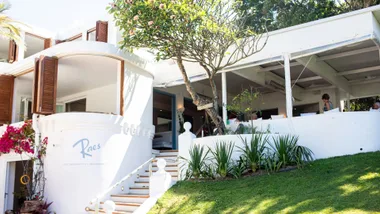 The crisp white exterior at Raes on Wategos hotel in Byron Bay