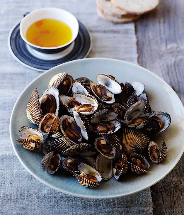 Cockles with drawn butter and garlic sauce