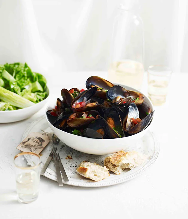 Mussel vinaigrette with cucumber and mint salad
