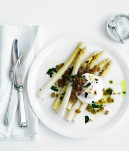 White asparagus with poached eggs