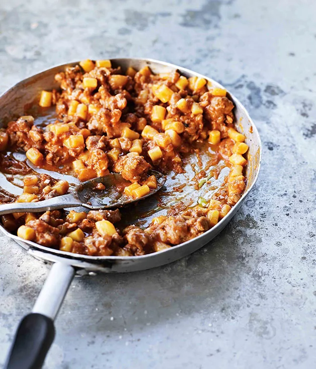 Ciciones pasta with pork sausage sauce (ciciones alla Campidanese)
