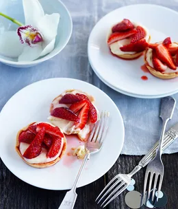 Goat’s curd tartlets with strawberries