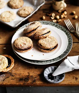 Crisp hazelnut meringues
