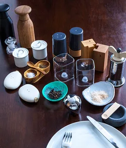 Salt & pepper mills, shakers and dishes