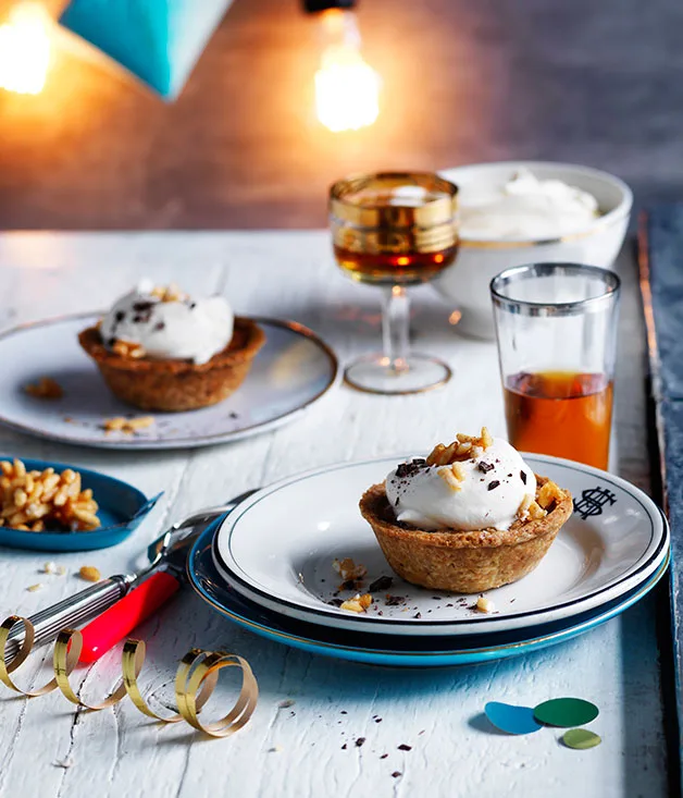 Oat and chocolate pies with maple cream