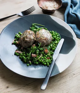 Lamb crépinettes with sautéed peas