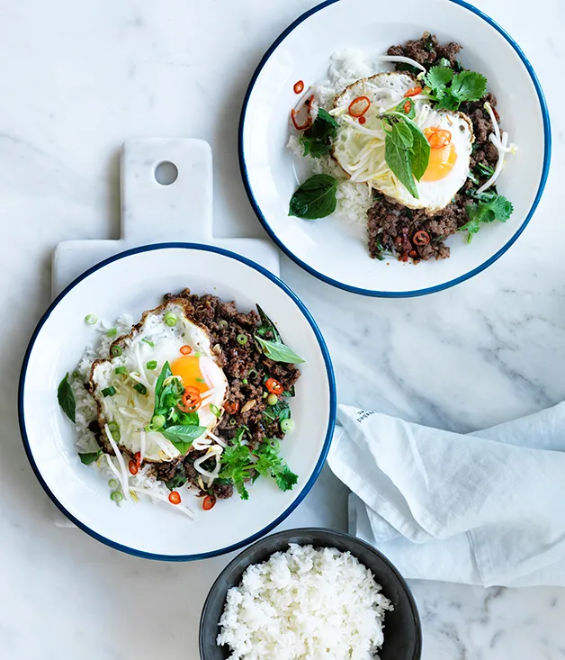 Stir-fried beef with red chilli and egg