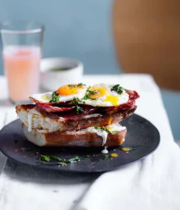 Fried egg and salami sandwich recipe