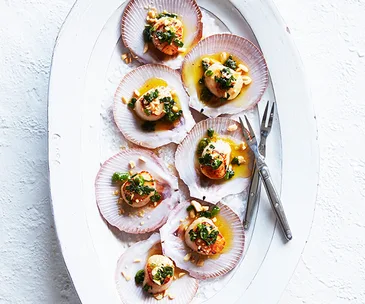 Grilled scallops with spring onion and peanut