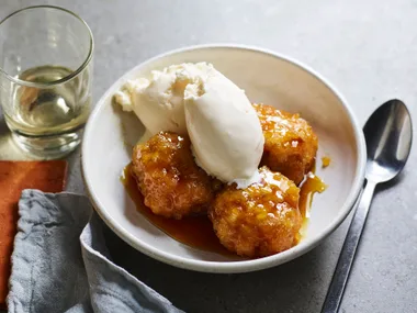Golden syrup dumplings with ginger and spice