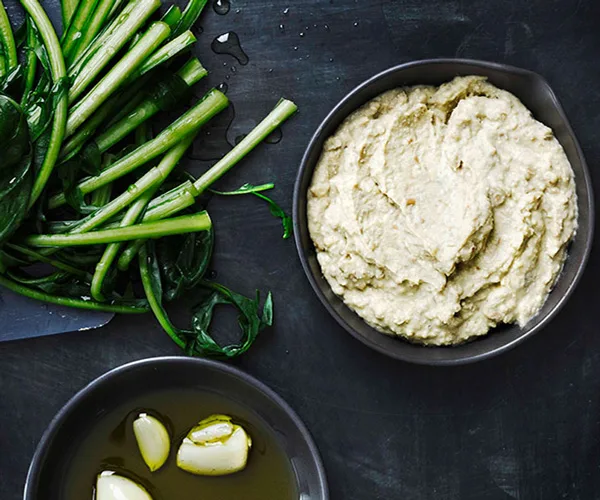 Pugliese broad bean purée with boiled chicory (fave e cicoria)