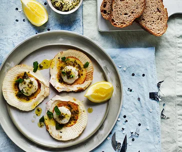 Barbecued scallops with seaweed butter and rye bread
