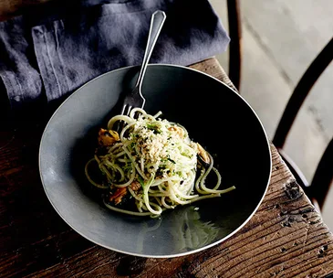 Spaghetti with mussels and chilli