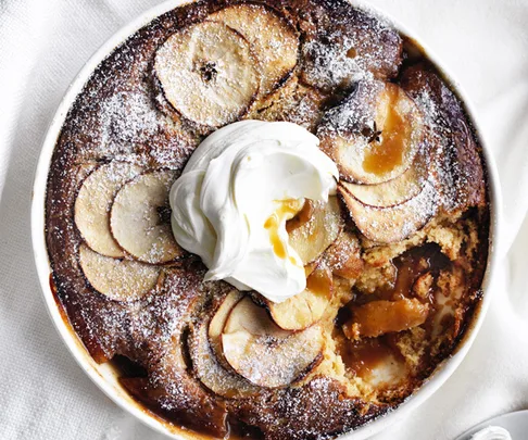 Apple-caramel sponge pudding