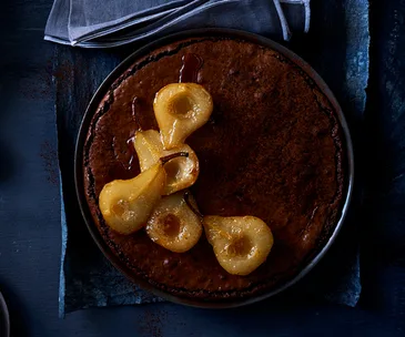 Ginger-chocolate tart with roast pears