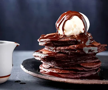 Chocolate hotcakes with fudge sauce