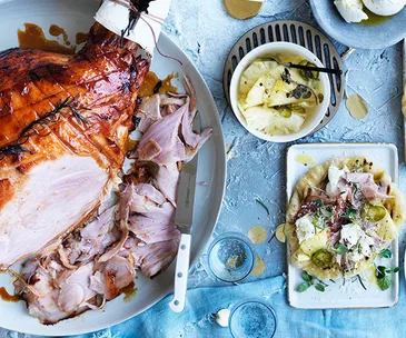 Glazed ham with pickled pineapple pizze