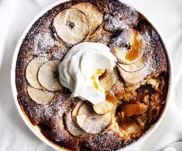Apple-caramel sponge pudding