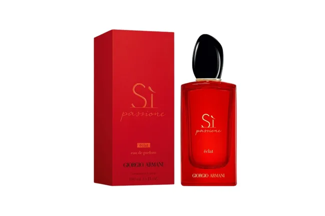 Red bottle and box of Giorgio Armani "Sì Passione Éclat" perfume.