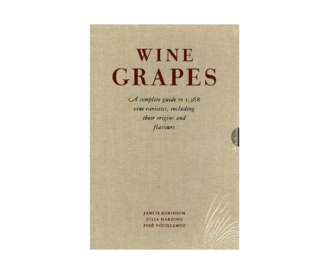 Cover of "Wine Grapes" book by Jancis Robinson, Julia Harding, José Vouillamoz; guide on 1,368 grape varieties.