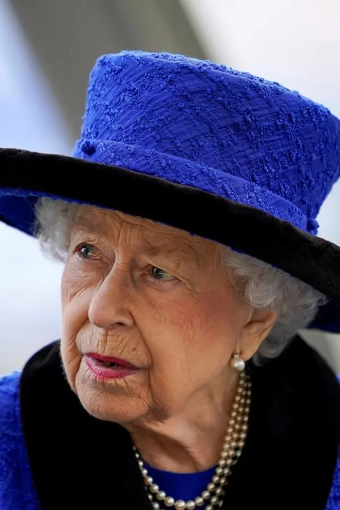 the queen blue hat suit