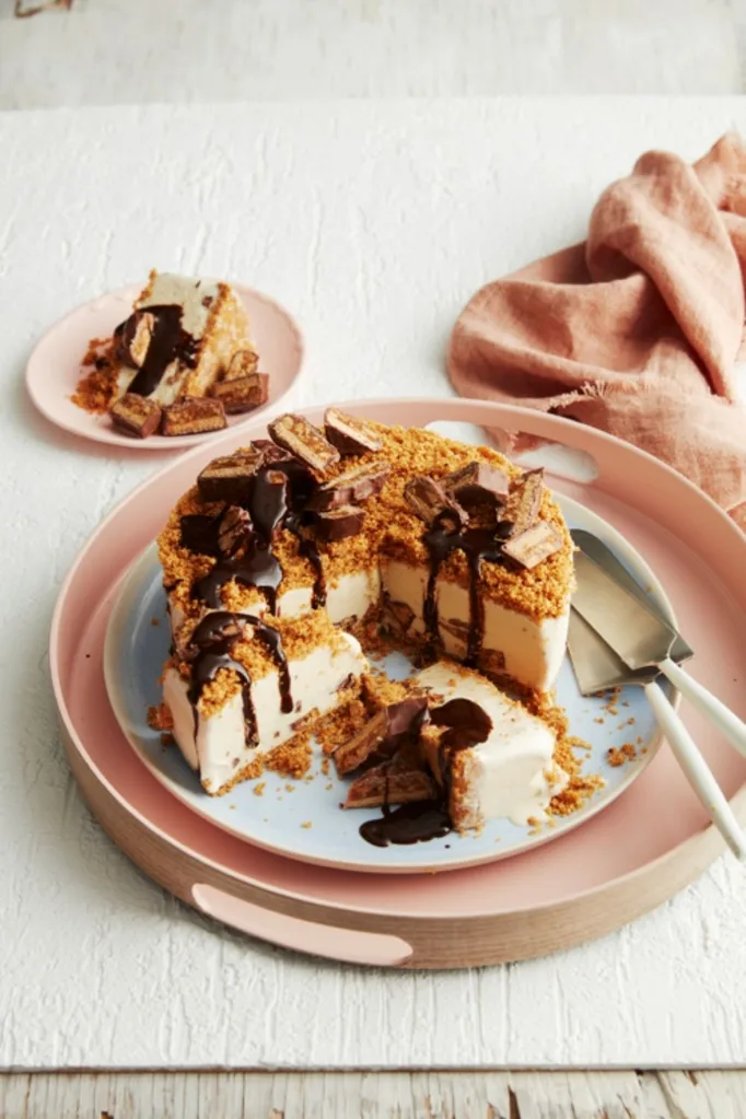 frozen-caramel-snickers-cheesecake