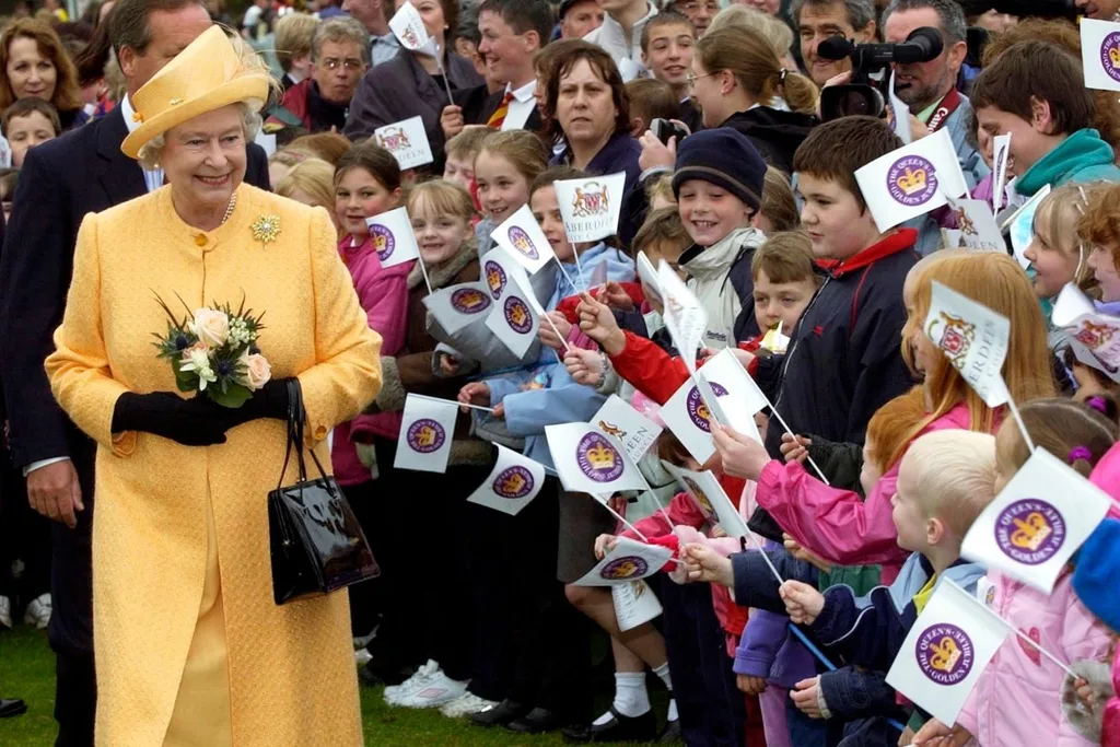 the-queen-jubilee-tour-yellow-outfit