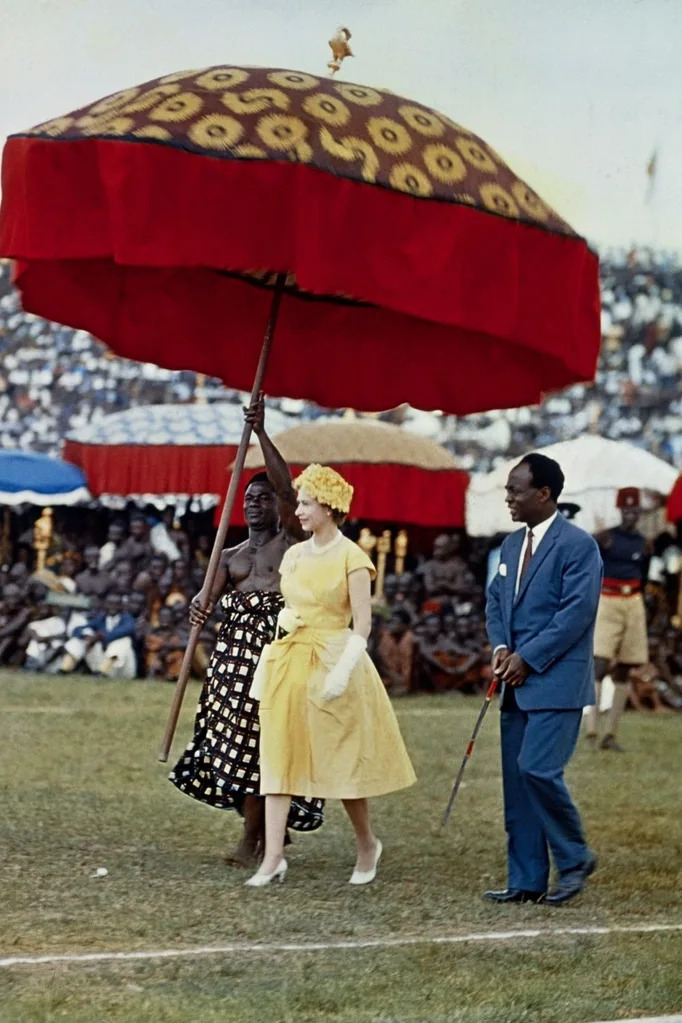 queen-yellow-dress-red-umbrella