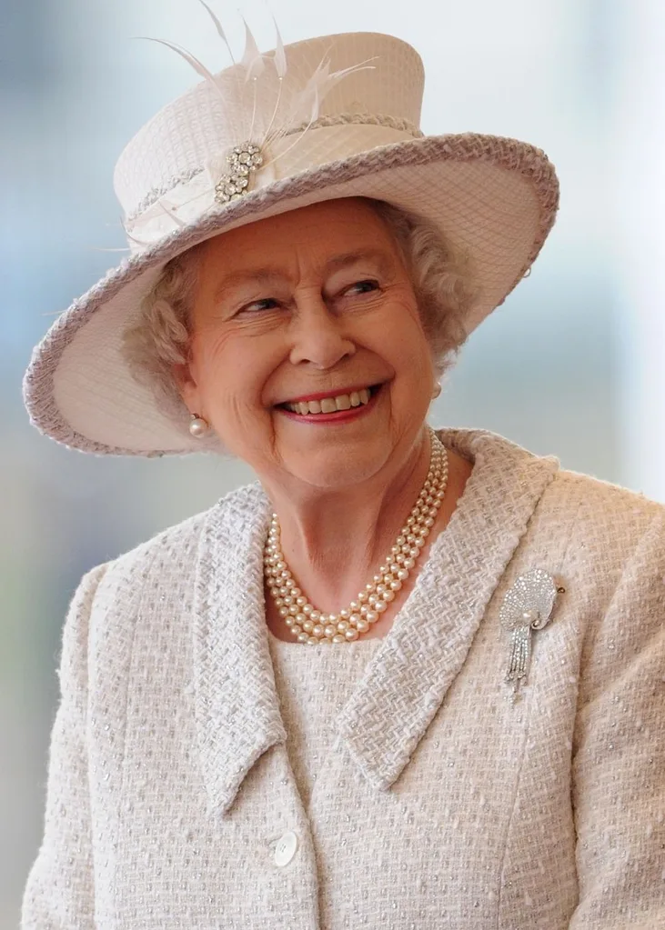 queen-elizabeth-white-suit