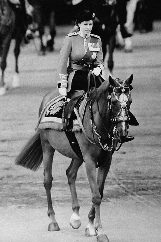 queen-elizabeth-trooping-the-colour-1952