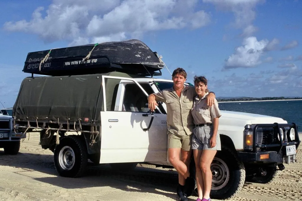 steve-and-terri-irwin-hugging-on-beach