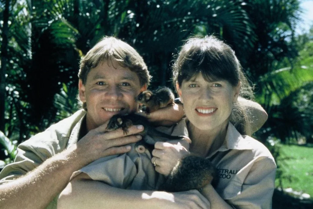 steve-and-terri-irwin-close-up-holding-animals