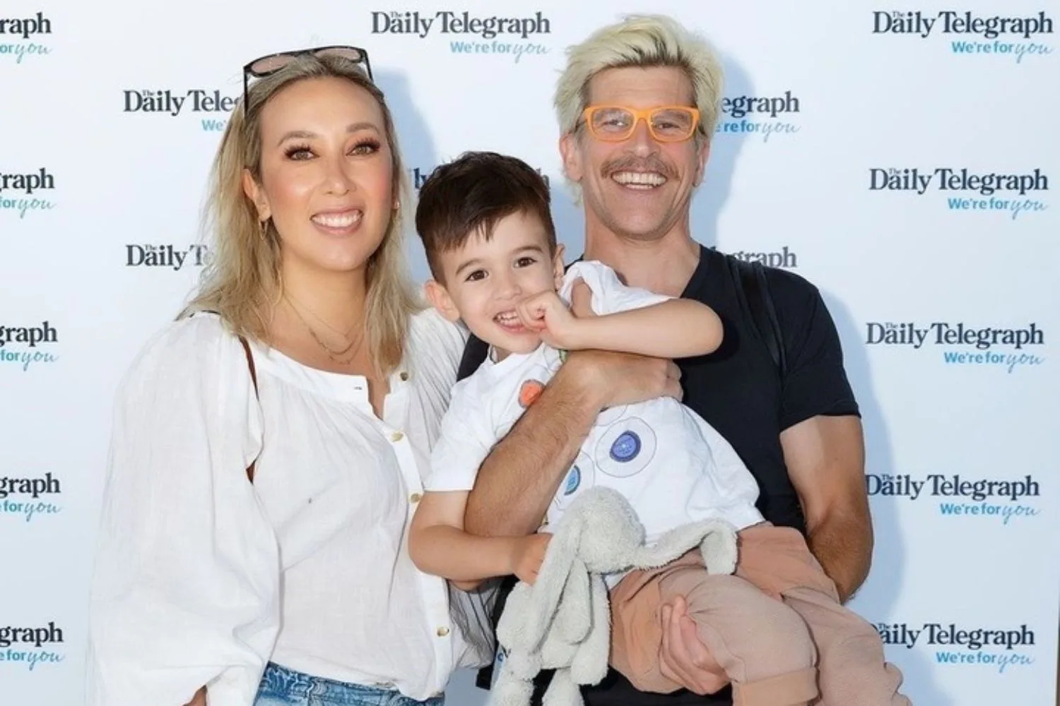 osher Günsberg and wife audrey pose with their child