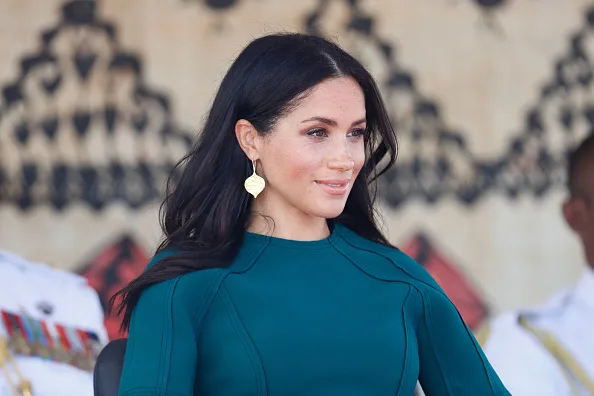 Meghan markle fashion wears green dress in nadi fiji with prince harry