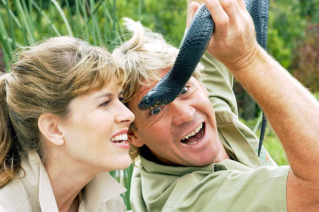 Steve Irwin showing wife Terri Irwin a snake