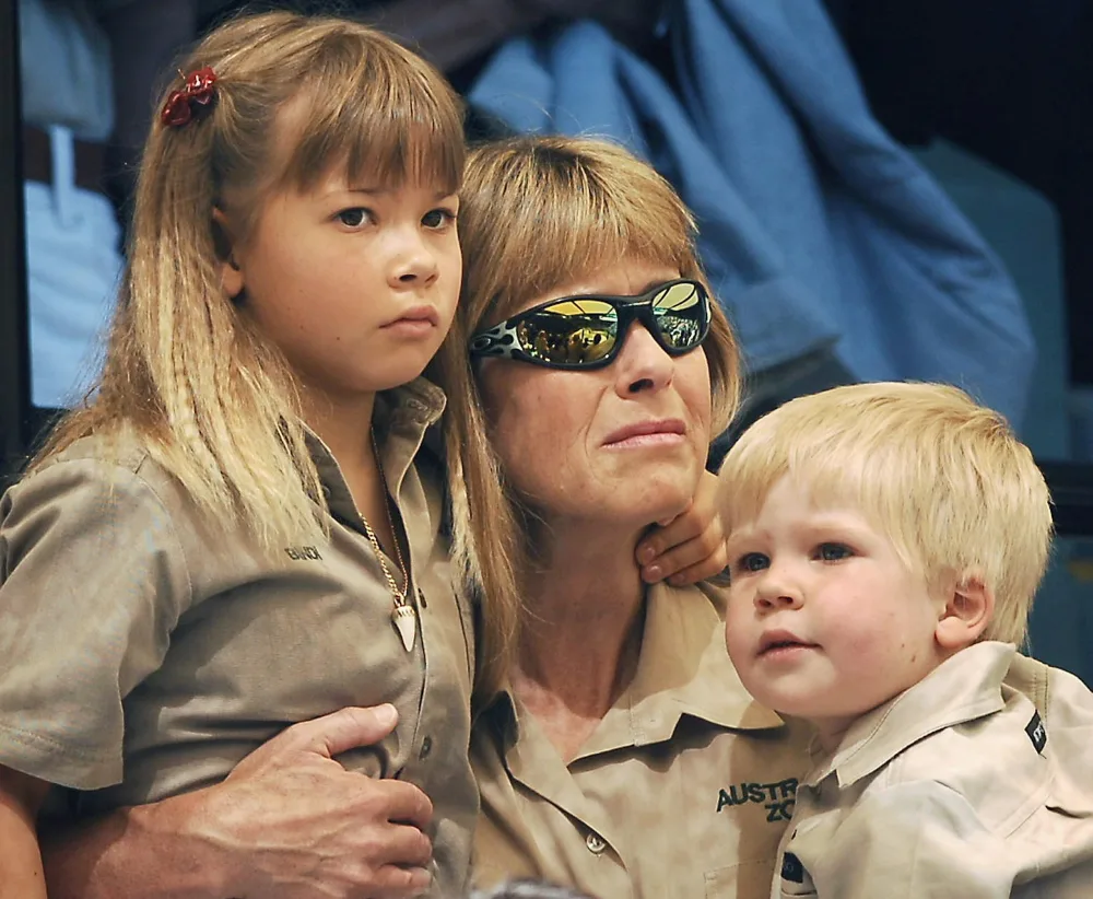 Bindi, Terri and Rob Irwin at Steve's funeral in 2006