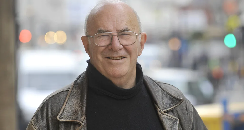 Clive James dies age 80