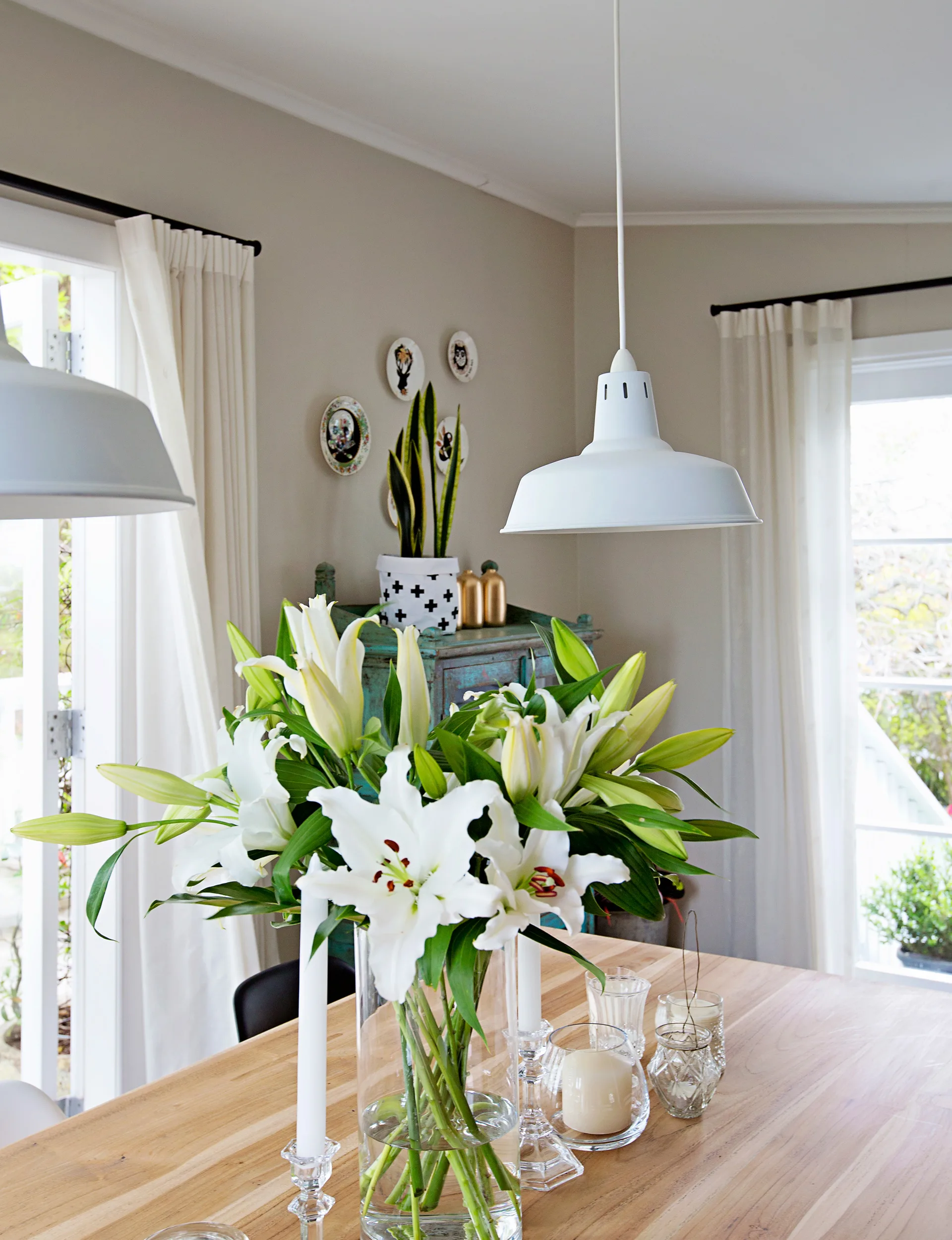 Tabletop-with-white-lillies