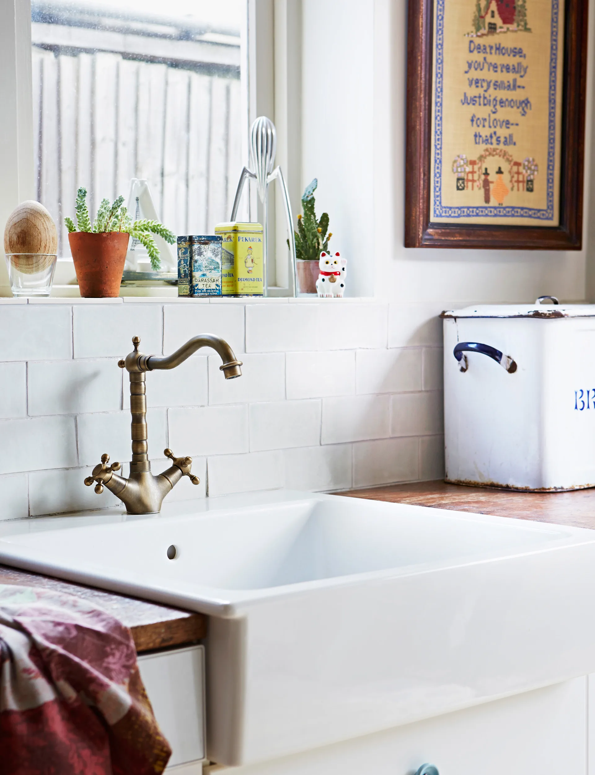 A new sink in an old-fashioned style blends with vintage tapware.