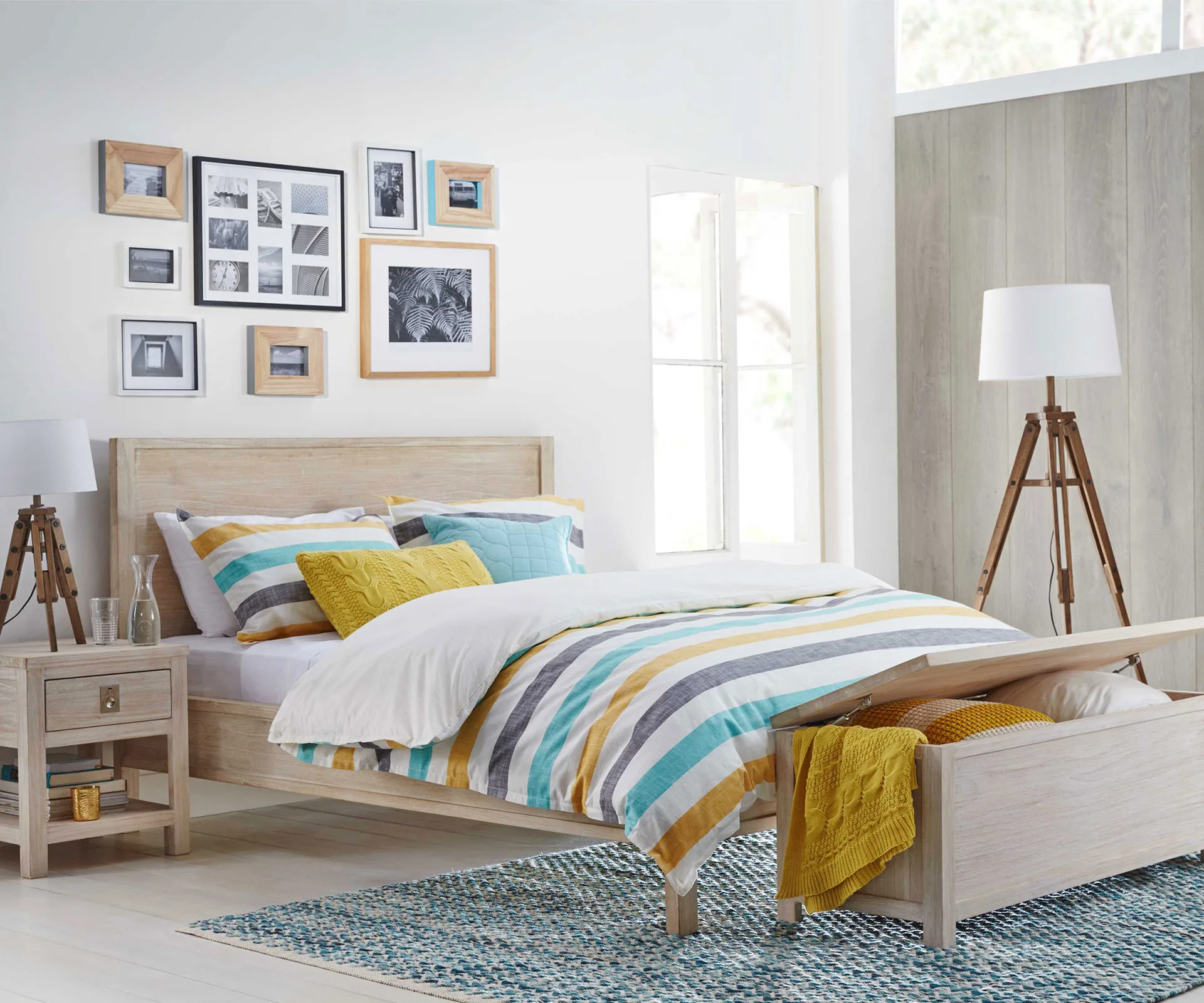 Guest bedroom, light woods