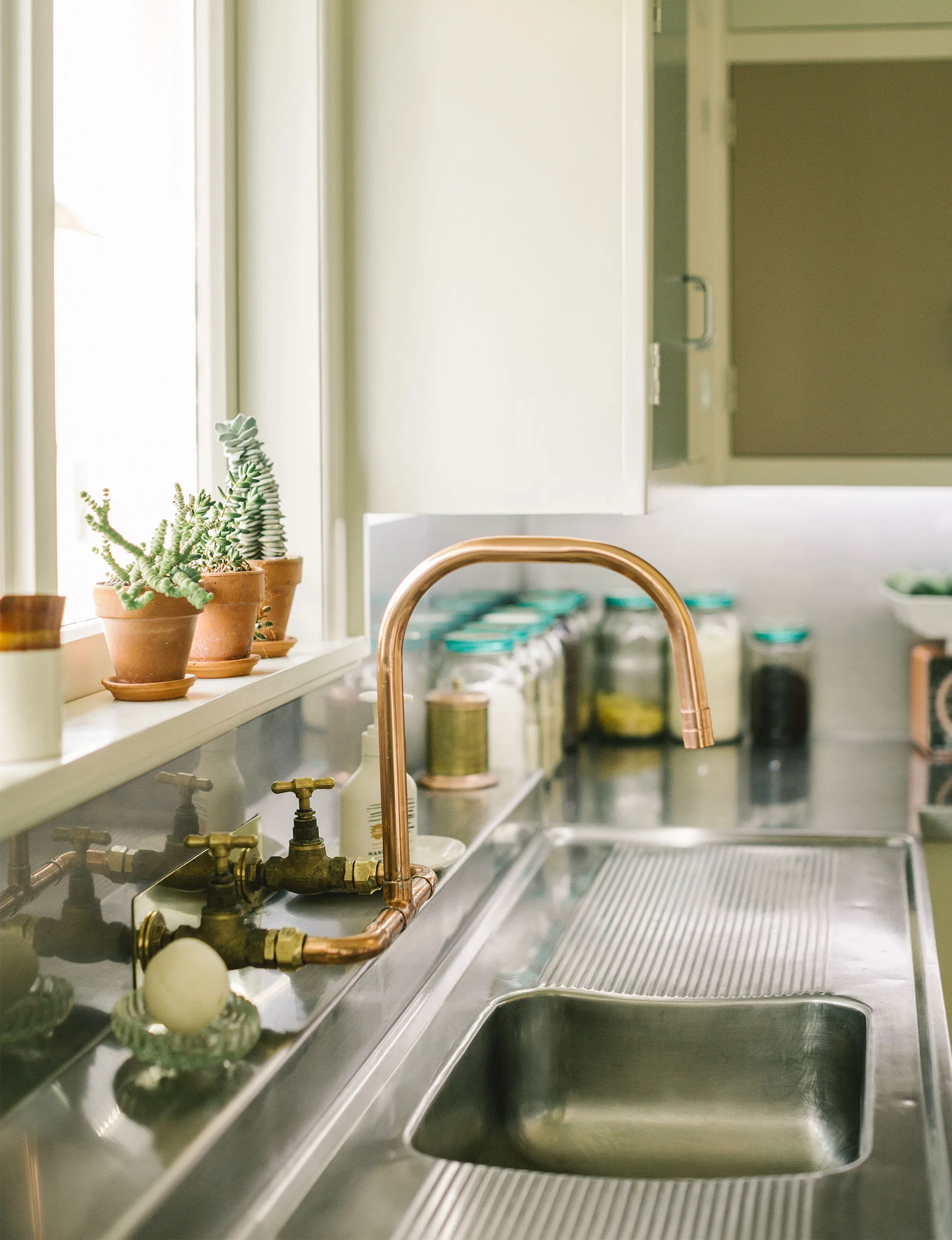 YH0815_STY_THENNOW_hanson_whangareikitchen0082