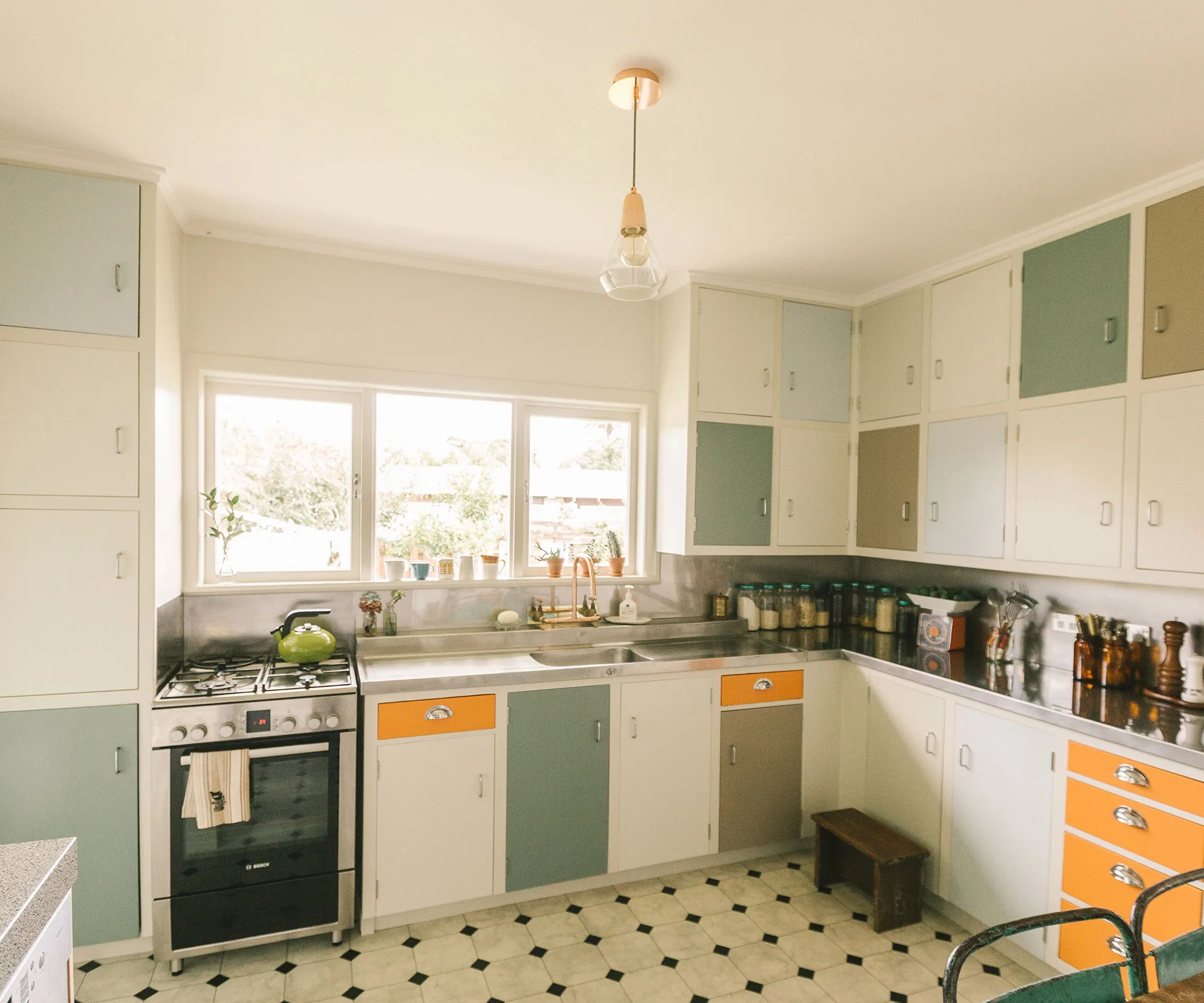 YH0815_STY_THENNOW_hanson_whangareikitchen0122