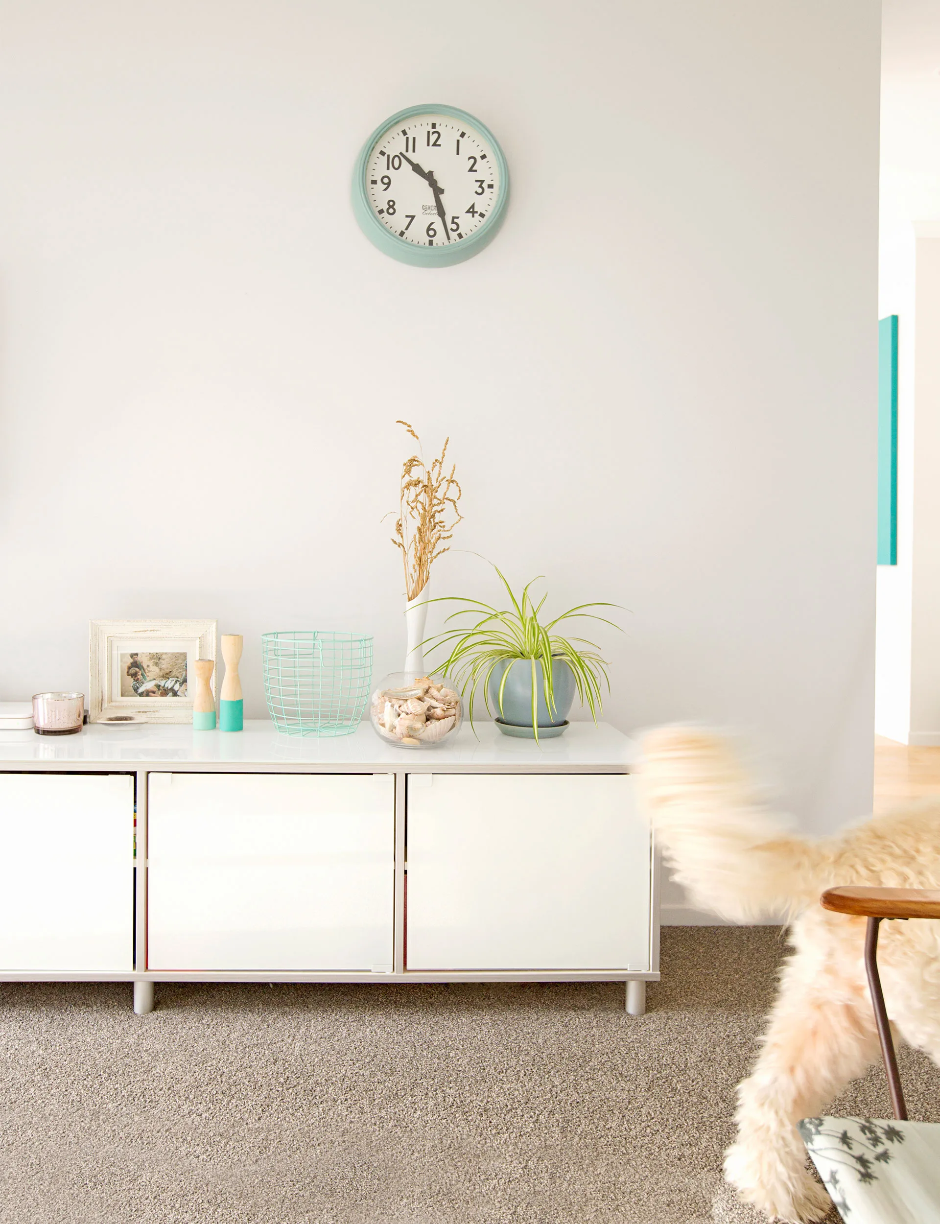 Lisa chose to paint the whole interior in Resene ‘Wan White’, providing a neutral backdrop to highlight the turquoise accents used throughout. “I like to have a neutral base that I can add colour to or swap out easily as my tastes change.” 
