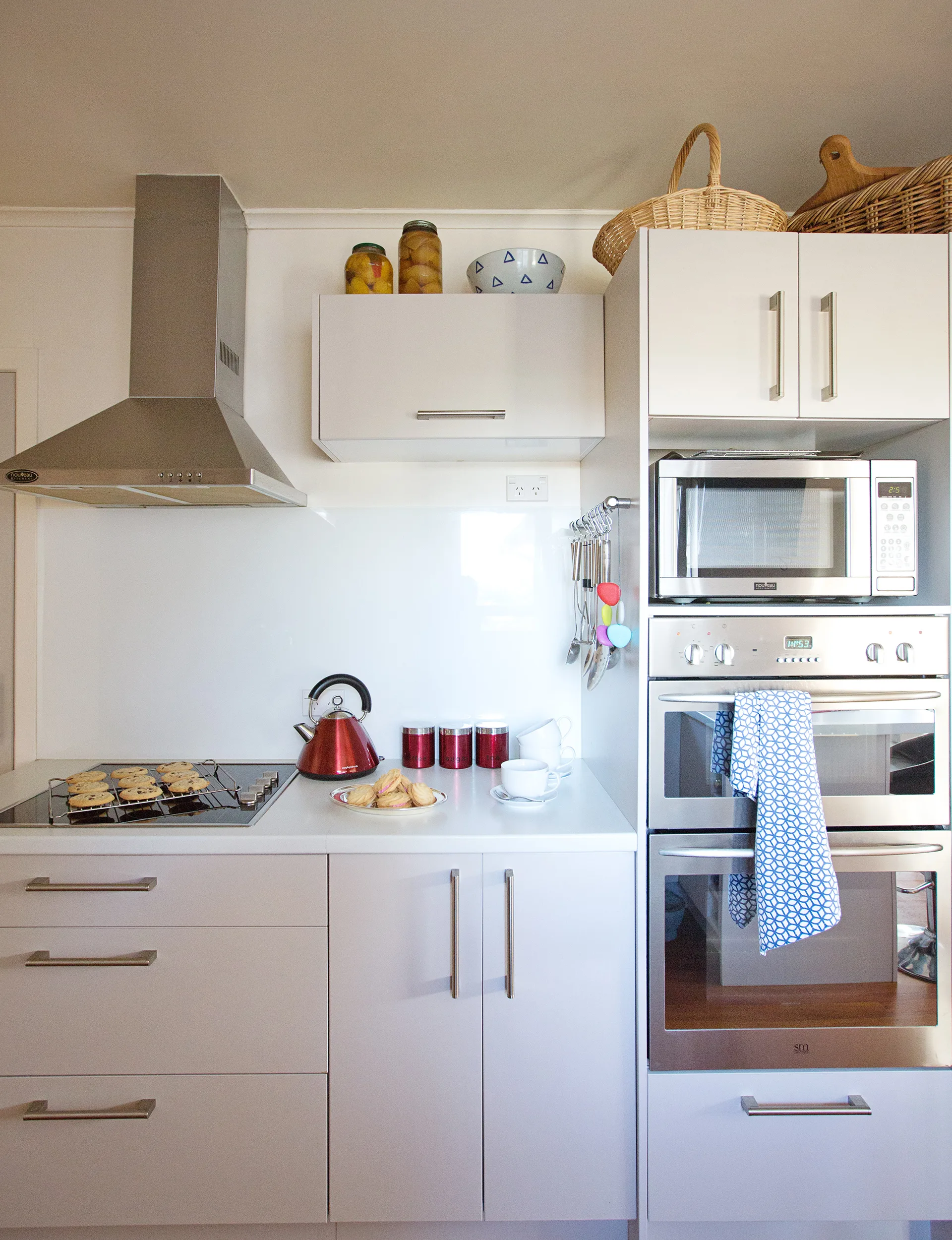 YH0816_REN_Kitchens_MacDonaldKitchen LR07