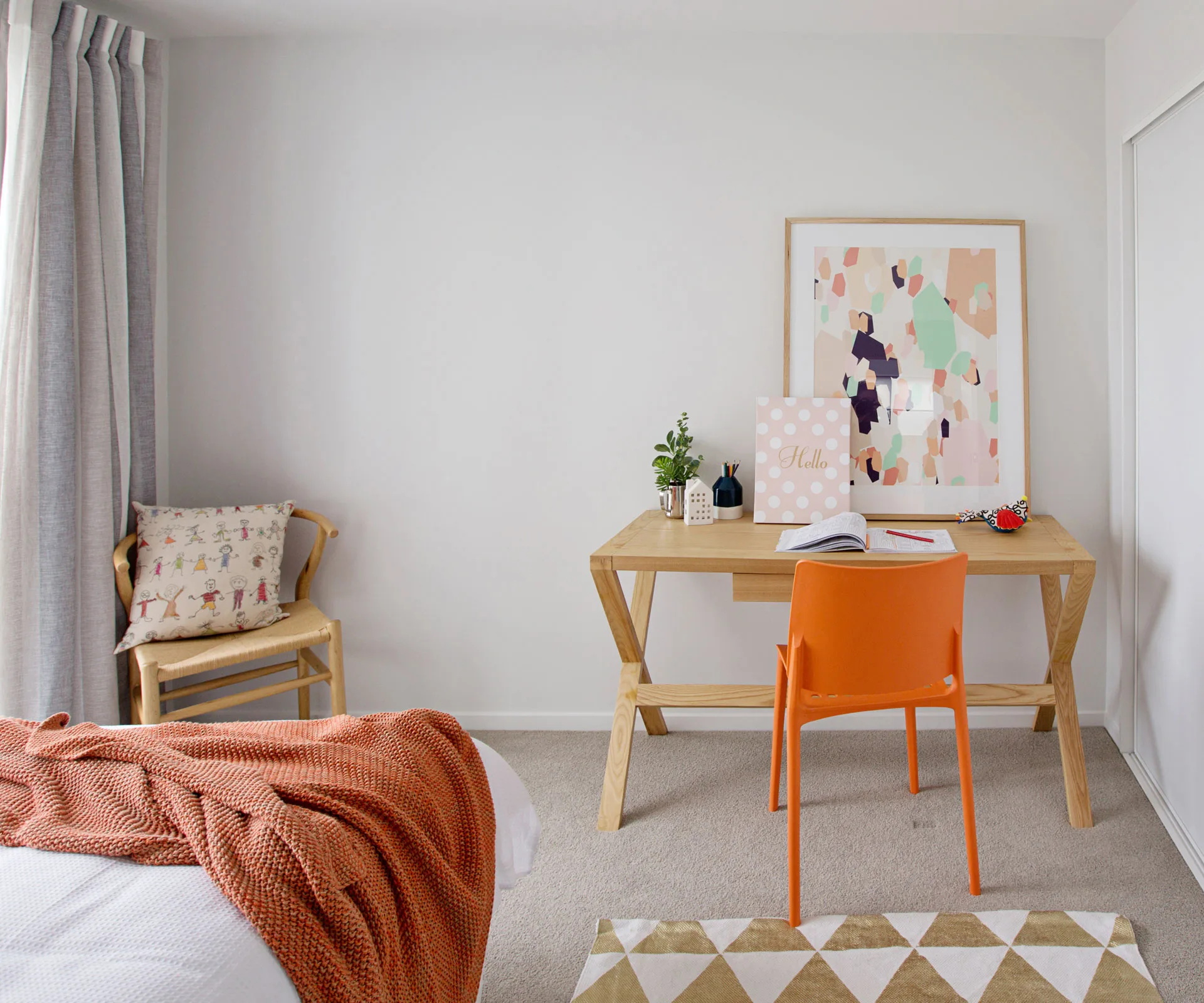 bedroomwithdesk