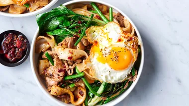 Quick dinner ideas: recipe of Cambodian lort cha noodles in a bowl