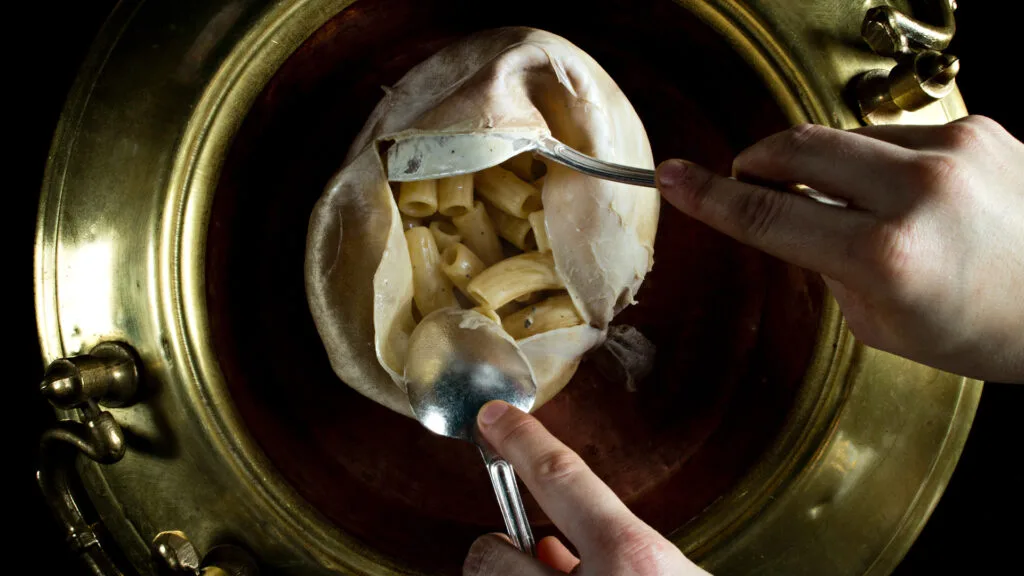 cacio e pepe pasta served in pig's bladder at Michelin star restaurant Italy Lido 84