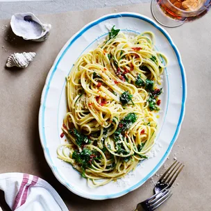 Linguine with lemon chilli and parmesan on white and blue serving platter.