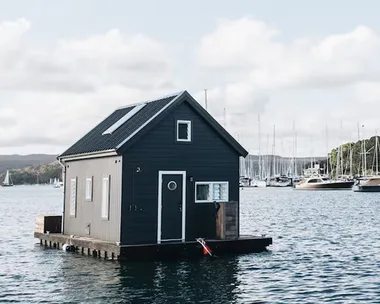 Airbnb NSW stay: a floating house in Pittwater